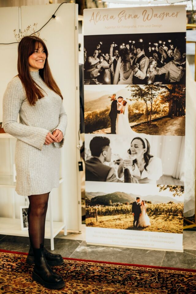 THROWBACK Sindelfingen ✨⁣Auf jeder lovebee Hochzeitsmesse am Start - unsere wundervolle Messefotografin @alisiasinawagner
​​​​​​​​​​​​​​​​​​​​​​​​​​​. ​​​​​​ 
. 
📷 @alisiasinawagner
. 
. 
. 
#hochzeitsmesse #hochzeitsmessen #lovebeehochzeitsmesse #hochzeitsmessecalw #hochzeitsmesseradolfzell #hochzeitsmessebodensee #hochzeitsmesseesslingen #hochzeitsmessestuttgart #hochzeitsmesseaugsburg #hochzeit2023 #hochzeit2024 #hochzeitsdienstleister