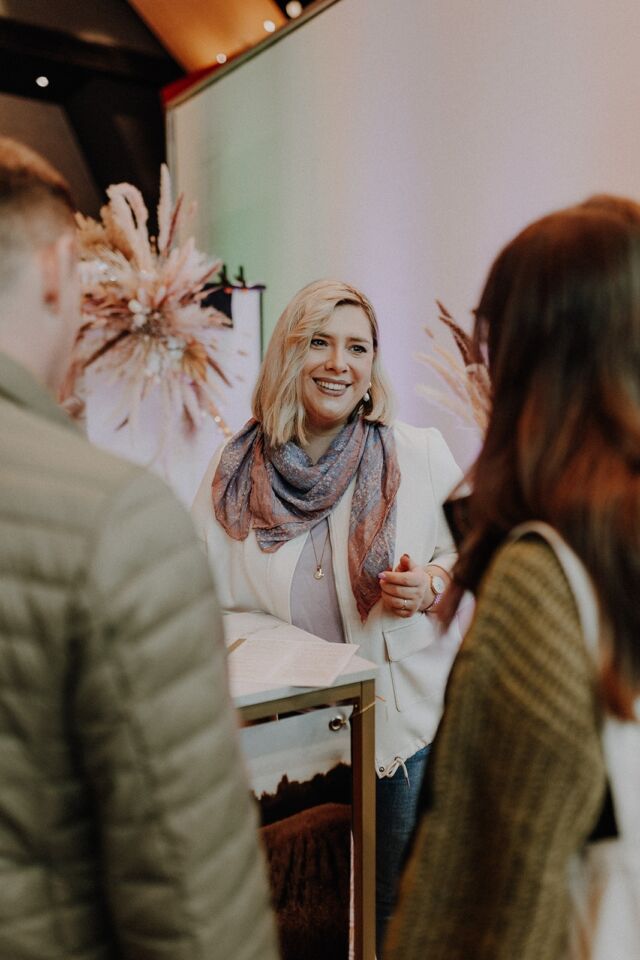 THROWBACK lovebee Esslingen ✨⁣​​​​​​​​​​​​​​​​​​​​​​​​​​​ ⁣So schön war’s! ⁣⁣⁣. ​​​​​ 
. 
📷 @wagnerunternehmensfotografie 
. 
. 
. 
#lovebeehochzeitsmessen #hochzeitsmesse #hochzeitsmessen #lovebeehochzeitsmesse  #hochzeitsmesseesslingen #hochzeitsmessestuttgart  #hochzeit2023 #hochzeit2024 #hochzeit2025 #hochzeitsdienstleister #verlobt #hochzeitsplanung