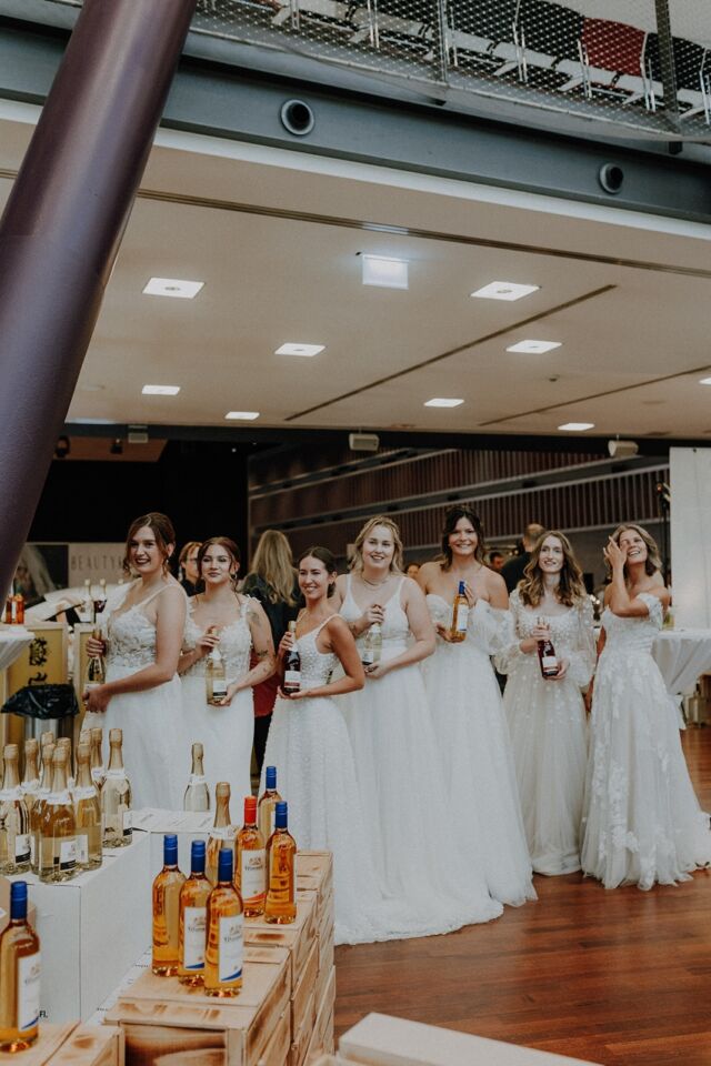 THROWBACK lovebee Esslingen ✨⁣​​​​​​​​​​​​​​​​​​​​​​​​​​​⁣⁣⁣⁣Auf jeder lovebee Hochzeitsmesse bekommt ihr von unserem wundervollen Sekt Partner @honigprinz_familienimkerei & @wamssler ein Gläsle Honigsekt 😍
. ​​​​​ 
. 
📷 @wagnerunternehmensfotografie 
. 
. 
. 
#lovebeehochzeitsmessen #hochzeitsmesse #hochzeitsmessen #lovebeehochzeitsmesse  #hochzeitsmesseesslingen #hochzeitsmessestuttgart  #hochzeit2023 #hochzeit2024 #hochzeit2025 #hochzeitsdienstleister #verlobt #hochzeitsplanung