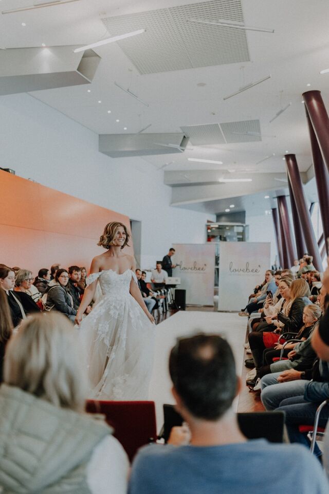 THROWBACK lovebee Esslingen ✨⁣​​​​​​​​​​​​​​​​​​​​​​​​​​​ ⁣So schön war’s! ⁣⁣⁣. ​​​​​ 
. 
📷 @wagnerunternehmensfotografie 
. 
. 
. 
#lovebeehochzeitsmessen #hochzeitsmesse #hochzeitsmessen #lovebeehochzeitsmesse  #hochzeitsmesseesslingen #hochzeitsmessestuttgart  #hochzeit2023 #hochzeit2024 #hochzeit2025 #hochzeitsdienstleister #verlobt #hochzeitsplanung