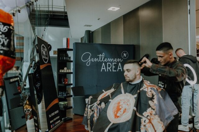 THROWBACK lovebee Esslingen ✨⁣​​​​​​​​​​​​​​​​​​​​​​​​​​​⁣⁣⁣⁣⁣Auf jeder lovebee Hochzeitsmesse gibt es eine Gentlemen Area 🕺🏼🤵🏻‍♂️ 
Was ist das? Eine lovebee Männer-Erholungs-Zone, damit sich die zukünftigen Bräutigame ein bisschen von dem ganzen Hochzeitszirkus ausruhen können. 😁
. ​​​​​ 
. 
📷 @wagnerunternehmensfotografie 
. 
. 
. 
#lovebeehochzeitsmessen #hochzeitsmesse #hochzeitsmessen #lovebeehochzeitsmesse  #hochzeitsmesseesslingen #hochzeitsmessestuttgart  #hochzeit2023 #hochzeit2024